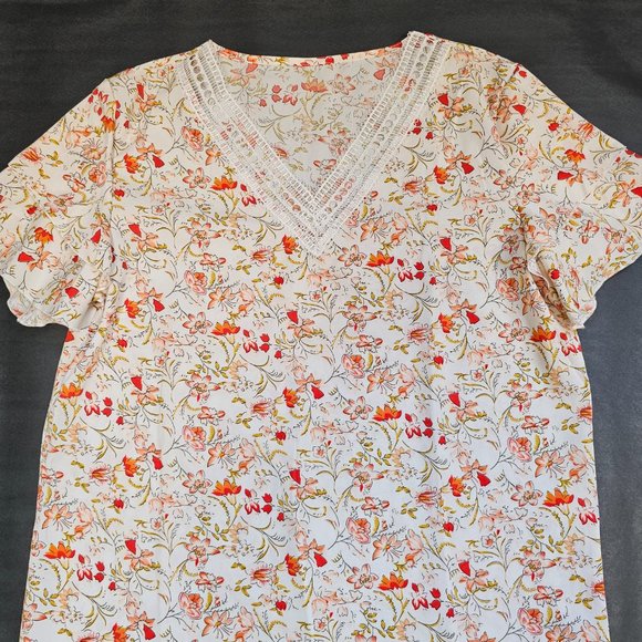 BOGO🎀Shein Floral & Lace Blouse- Large - Picture 2 of 4